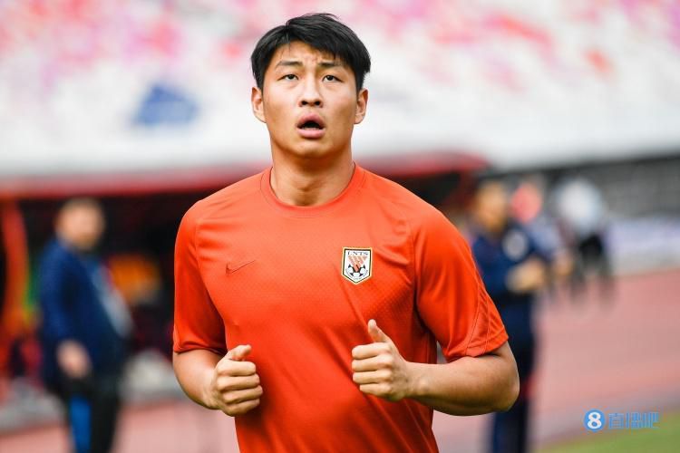 萧常坤皱着眉道：今晚怎么住？被褥没有，洗漱用品也没有。
